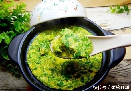 将芹菜|芹菜别炒菜了,教你新吃法,加2个鸡蛋,不炒不凉拌,鲜嫩特香