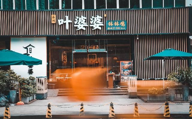  寻味|寻味成都 | 一座来了就不想走的城，一台开了就不想下的车