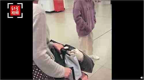 坐错|妈妈坐错地铁，被女儿踢踹数脚，溺爱的父母，养不出孝顺的孩子