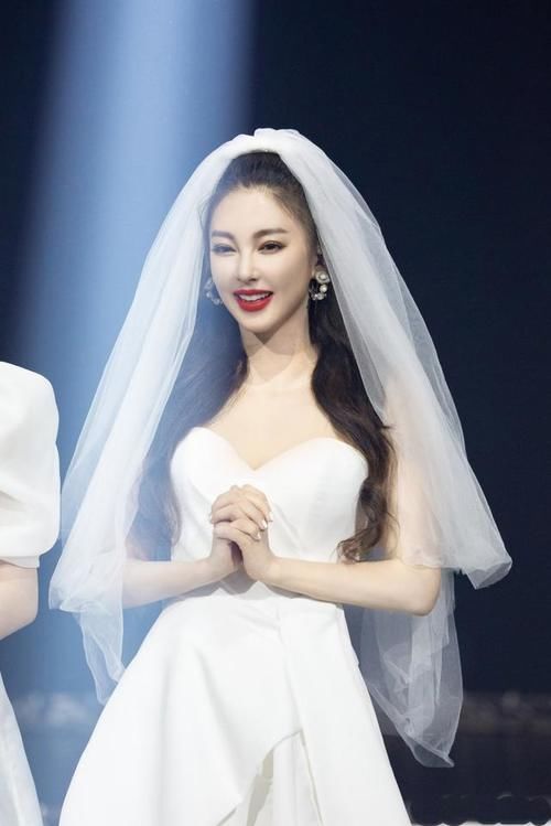  主持|吴昕《浪姐》每期都在，总决赛主持惊艳全场！网友：淘汰了个寂寞