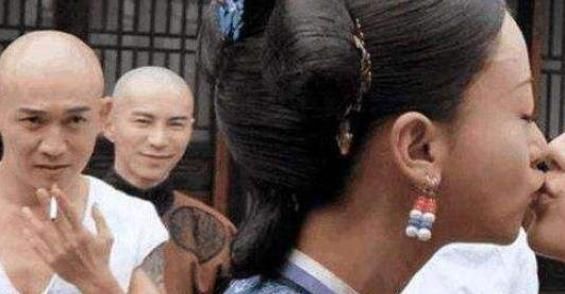  看穿|《跑男》里他很是克制！烟瘾犯了猛喝奶被大家看穿？最后只能无奈尬演！