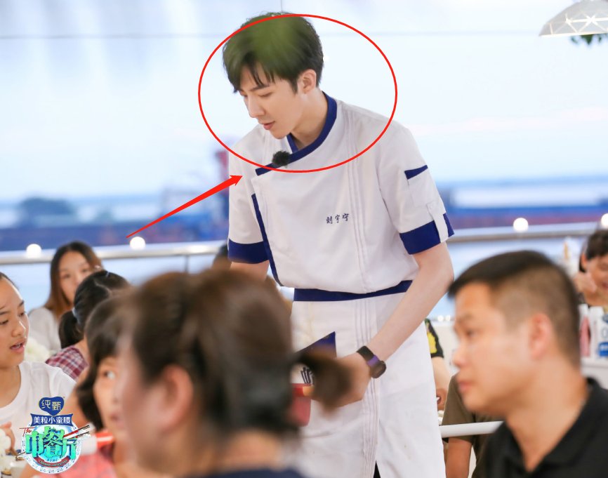 节目|杨超越节目上热菜不用毛巾,看清刘宇宁的反应,教养是装不出来的