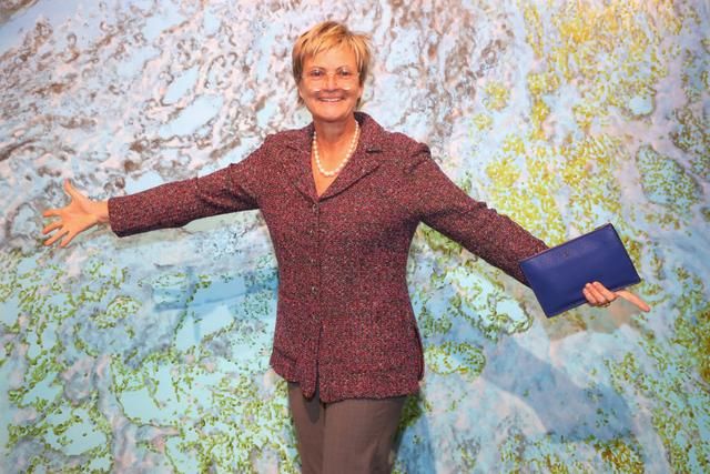 机车|60岁朋克王妃穿长裙骑机车,20岁嫁54岁王子,儿子秃顶颜值成迷