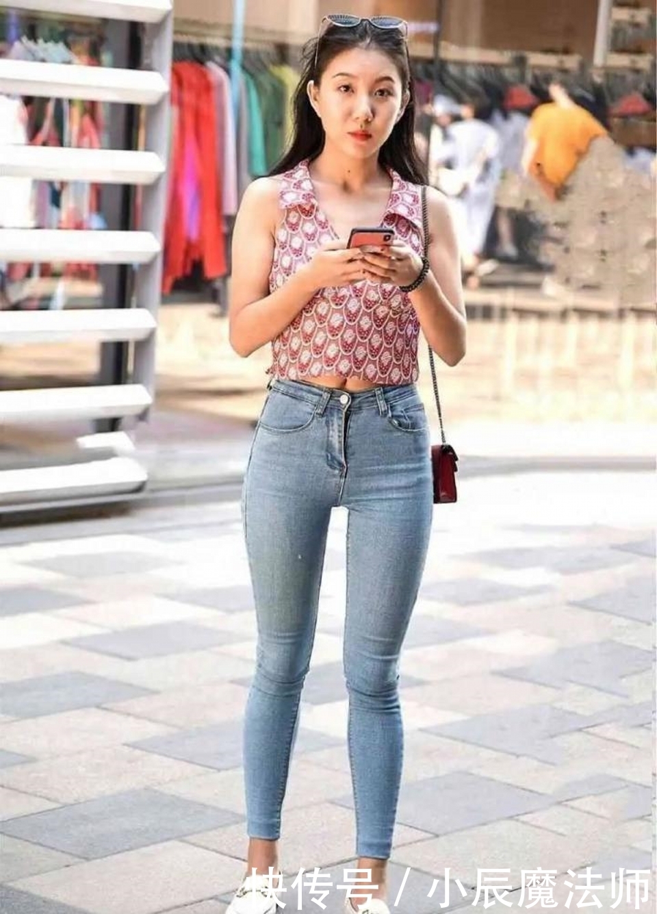  印花|路人街拍，美女选择了一条姜黄色的印花连衣裙，显得时髦又高级