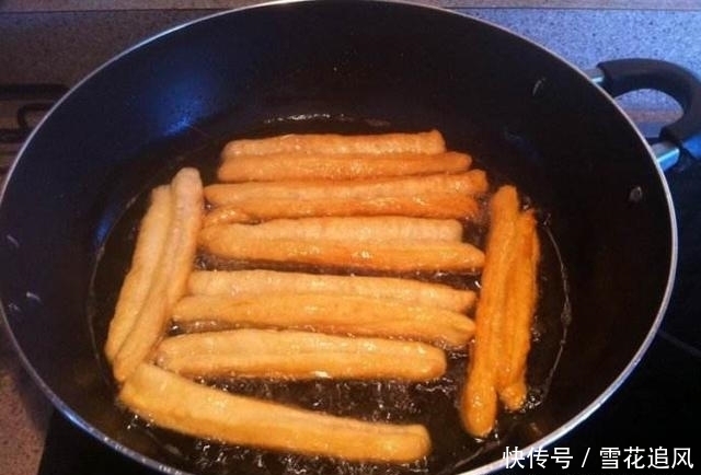 炸油条|炸油条,用泡打粉,用小苏打,都不对!这才是炸油条的正确做法