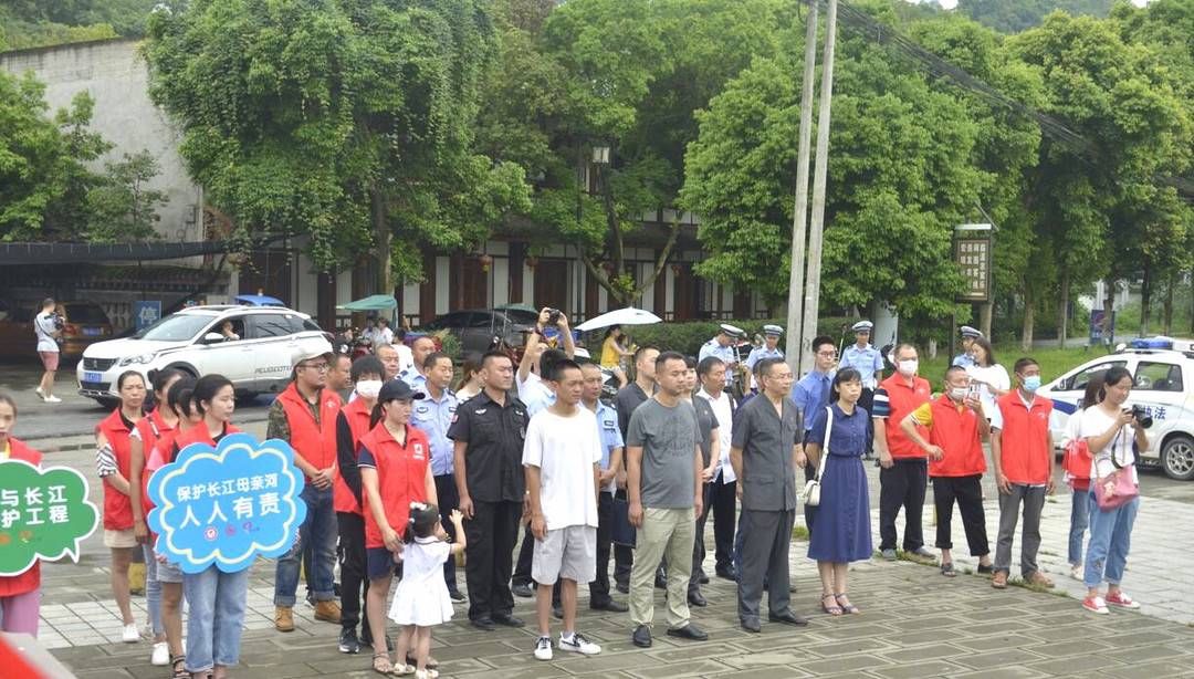  成都|履行生态修复义务 成都双流万尾鱼苗入河流