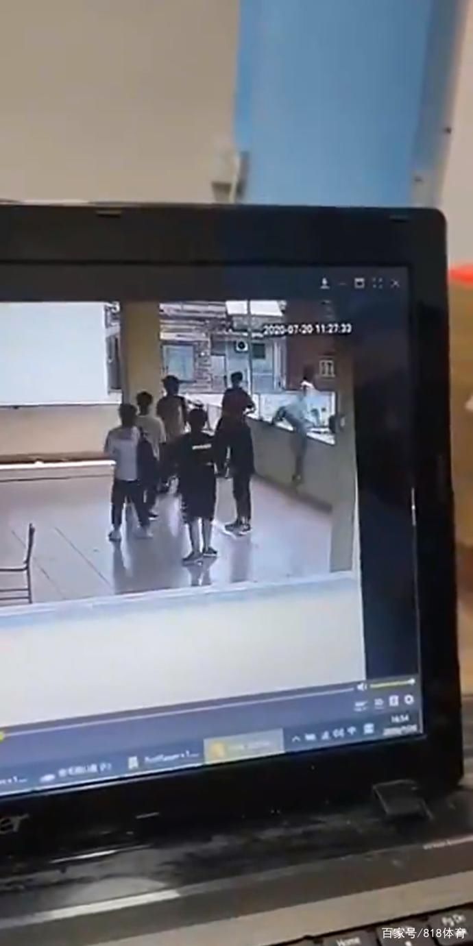  同学|揪心!广东男生学校走廊练后仰跳投意外坠楼,2同学伸手想拉来不及