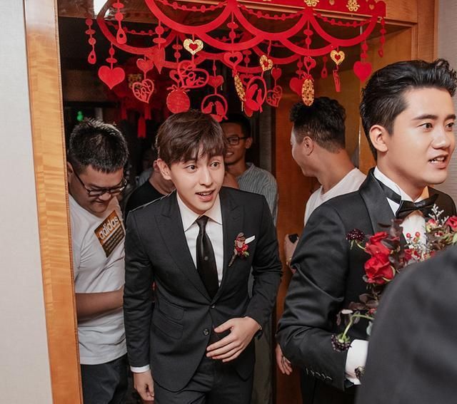 总裁|邓伦当伴郎又上热搜了,这次谁注意新郎的颜值,网友:霸道总裁