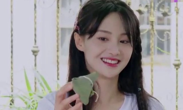  干活|郑爽谢可寅现场包粽子, 看清两人手上动作, 会不会干活很明显!