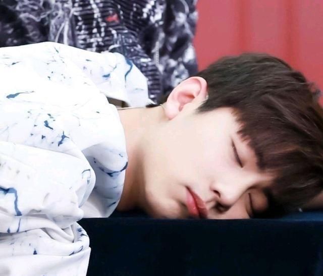  落泪|肖战无缘央视中秋晚会？但资源依旧强大，粉丝暖心回应令人落泪！