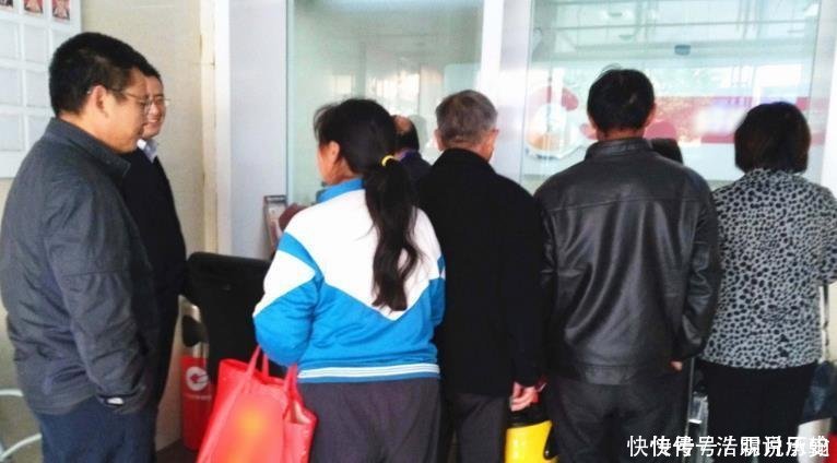 发生|90岁老人银行取10万元, 5儿子一毛不粘, 发生的事瞪眼!