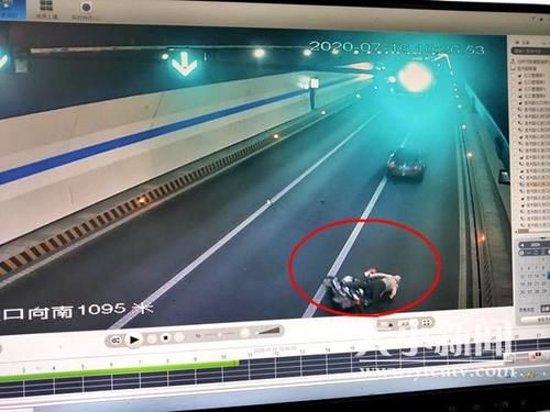  骑行|骑行老人隧道内被撞 肇事人逃逸城管人员紧急救援