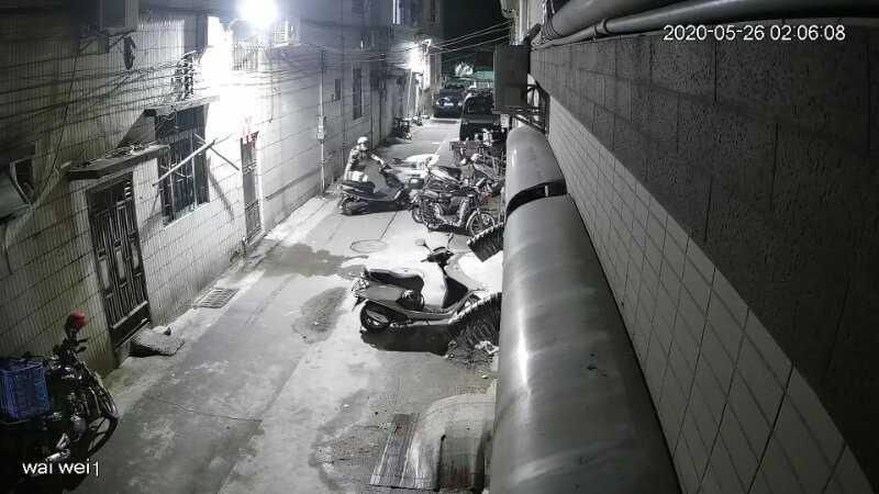 走街串巷|男子凌晨走街串巷 偷电动车当废品卖