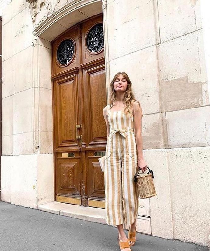 美女|路人街拍,美女搭配银亮色的裙子,宛如大家闺秀