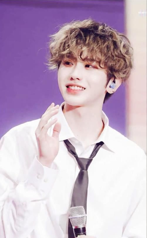  嗓子|明星演出时话筒没声音，吴亦凡，千玺扯着嗓子唱，蔡徐坤太机智！