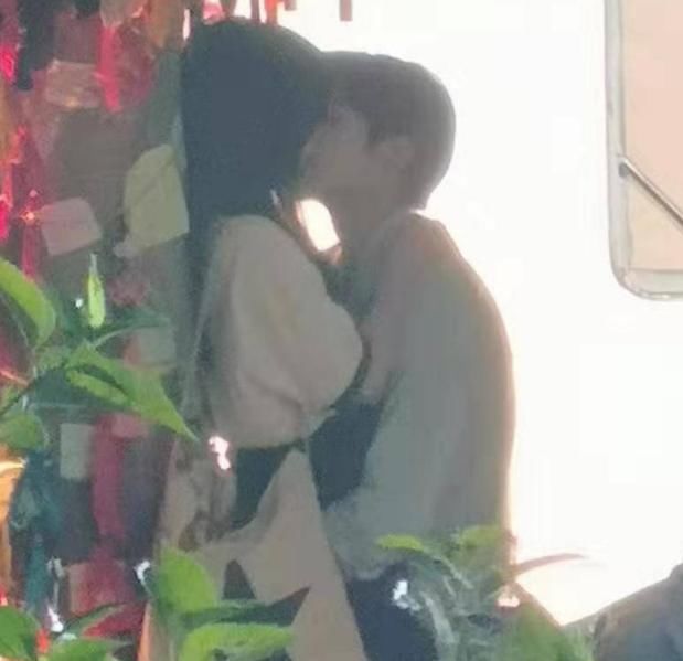 接吻|李尖尖和凌霄成神仙眷侣,两人接吻方式超甜,网友:导演快喊停