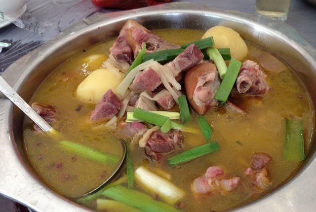  咸烧白|老家酒席出现的两道硬菜，“咸烧白” 腊猪蹄炖粉条