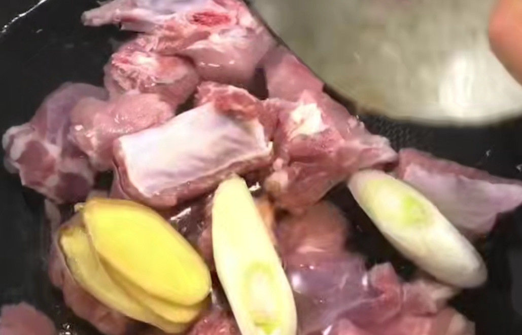  噜噜|胡萝卜玉米排骨汤, 清甜可口的美味汤, 简单又易做营养又健康