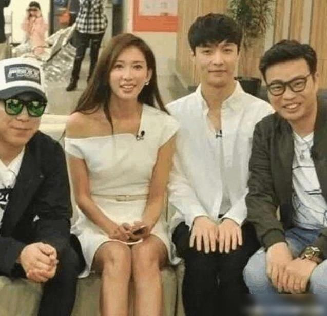  张艺兴|男星绅士手：蔡徐坤二指禅，张艺兴拘谨手，都败给了千玺的兰花指