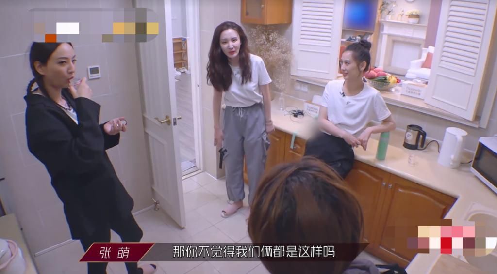  聊天|别人都在聊天，郑希怡又开始吃，看她从冰箱里拿的啥？弹幕全被吸引