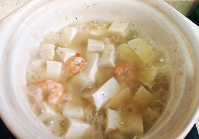  虾头|天气热，做个虾仁豆腐煲，清淡营养，鲜得想把舌头吞下去