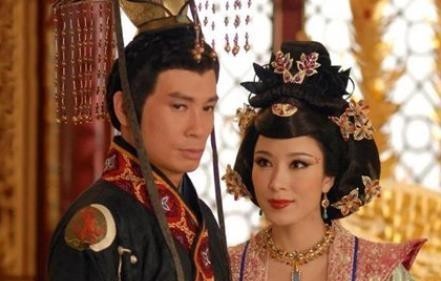 推上|这人为保命装疯卖傻被推上皇位,没想到竟成了一代明君