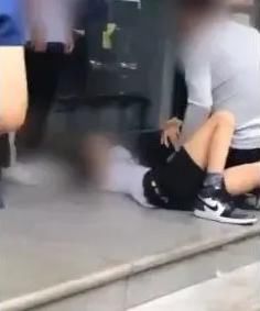 孩子|父亲约谈女儿早恋男友;街头手持菜刀将其按倒在地;家长如何应对孩子早恋