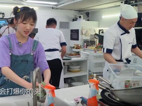  干活|中餐厅后台“最硬”嘉宾，全程玩手机还拒绝刷碗，不干活却镜头最多
