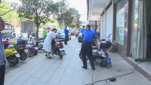 乱放|注意了！临川城管重拳出击，整治城区人行道机动车乱停乱放！