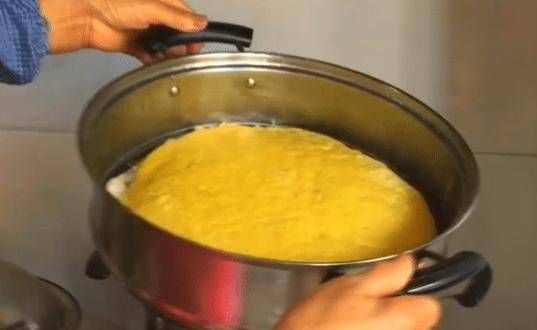  好吃|入秋后，玉米面不要蒸发糕了，教你个简单新做法，比面包还好吃