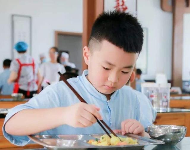 乘客|地铁上姐弟俩的坐姿，让乘客竖起大拇指，这才是“富养”出的孩子
