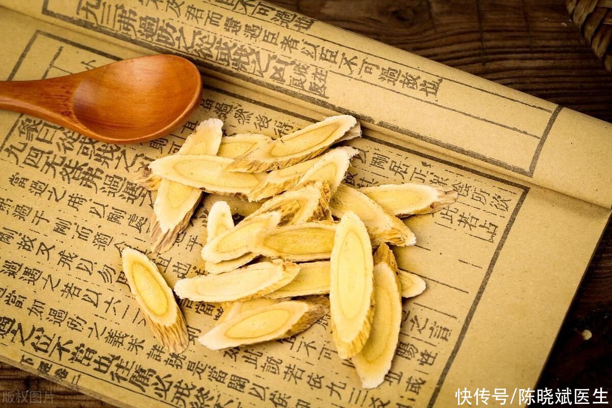 黄芪伤肾坚持喝黄芪泡水危害多(黄芪伤肾，长期喝黄芪泡水危害多？提醒：真正伤肾的是3种中药)