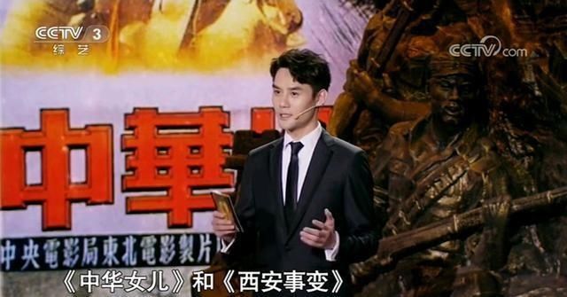  声音|演员王凯主持首秀多次热泪盈眶表现不俗，磁性的声音非常有感染力