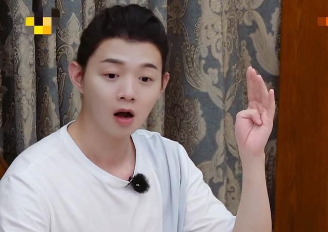 被车撞|吴宣仪曝幼时被车撞飞,遭人质疑场面尴尬,但类似遭遇王一博也有