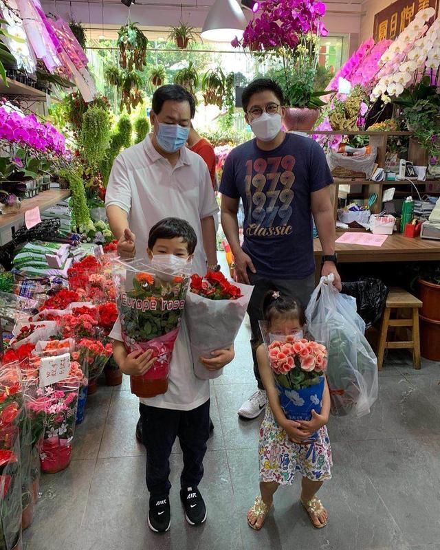 霍中曦|霍启刚带长女坐地铁并深情表白，霍中妍秀地铁卡绿色出行笑眼弯弯