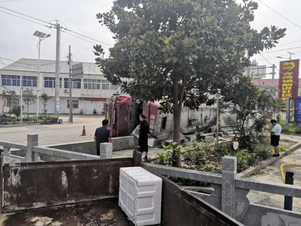  热心群众|突发！事发淅川寺湾，水泥罐车刹车失灵万分危急，司机逼停车辆时发生侧翻！