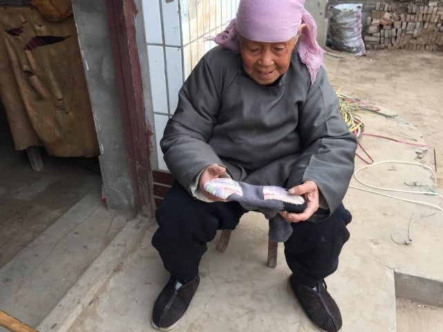老人|今年92岁,全村最长寿老人,一双袜子穿20年,爱说爱笑从不记仇