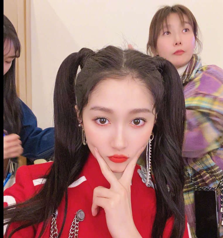 发型|辣妈变少女的发型，首选双马尾，杨幂郑爽都换上了，让你美过初恋