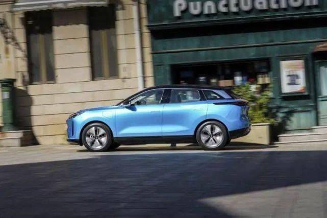  SUV|试驾奔腾全新纯电动SUV E01！造型科幻+三块大屏，驾乘感舒适