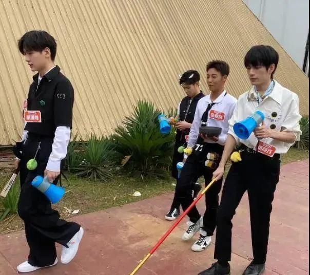  激烈|《快本》主持团纳新竞争激烈，空降女主持被群嘲，杨幂亲自上阵