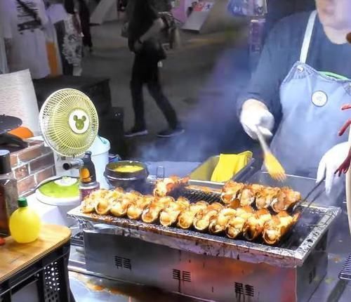 哥哥|小哥哥卖“高档小吃”,50元一个,不准食客挑,食客却排着长队买