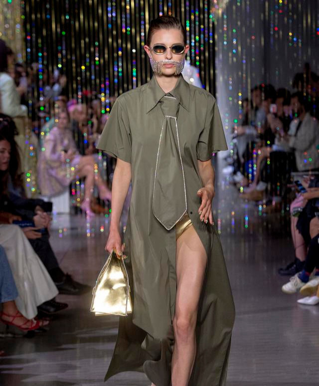  气场|衬衫裙咋能穿得时尚有型？拥有两件装饰就够了，可盐可甜气场足