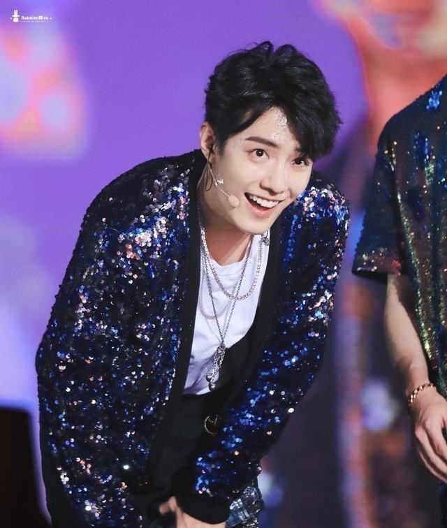  DAYTOY|1734块! 肖战粉丝用15阶魔方拼字, 祝福肖战DAYTOY星途坦荡