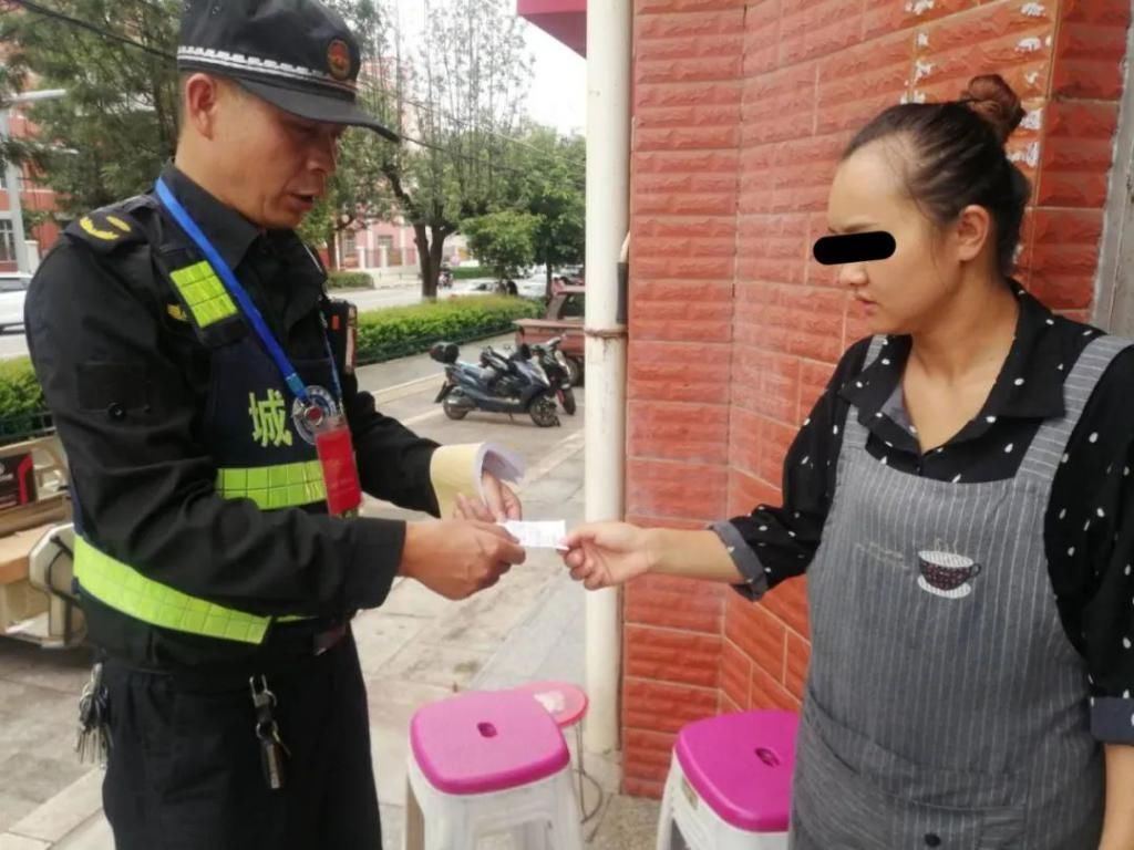 罚款|散发小广告、不文明养犬……这行不文明行为被曝光了