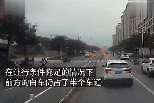 消防车|消防车鸣笛出警，私家车恶意刹车3次阻挡被罚，网友：罚得好