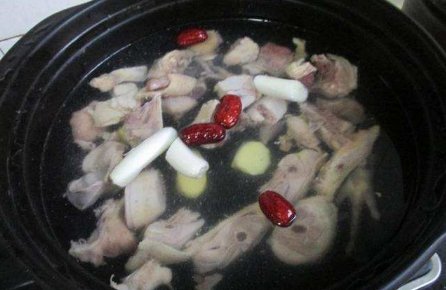  浓郁|五星级大厨：鸡汤熬出鲜味，这3点必不可少！汤汁浓郁，鸡肉滑嫩