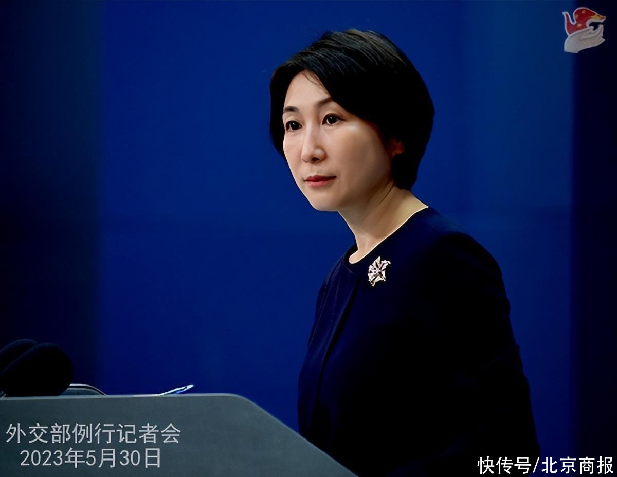 马来西亚当局称正在讯问涉嫌在马海域非法打捞两艘二战时期船只残骸的中国船只的船员，外交部回应