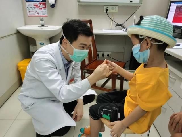  意外|【暖心】四岁男孩因车祸意外“丢”肺，“静止”一个月后得到“重启”