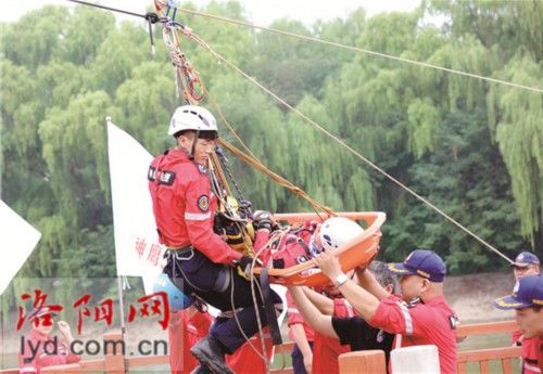动力伞|洛阳神鹰救援队举行夏季山地水域飞潜联合救援演练