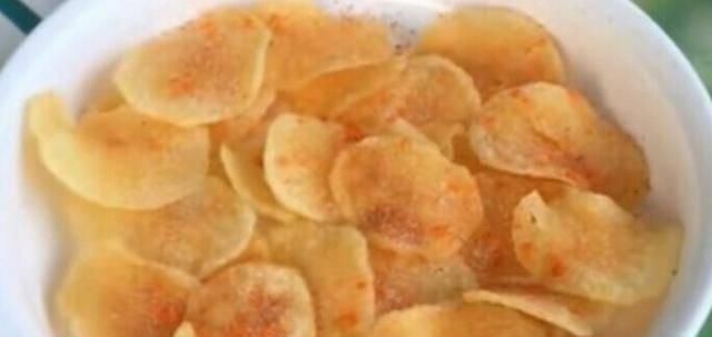 薯片|孩子学习累了,妈妈给炸了薯片,她们吃得很开心